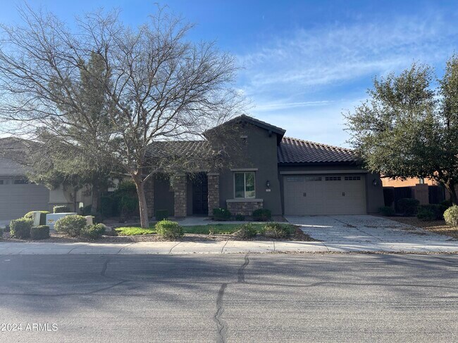 Building Photo - 2543 E Penedes Dr