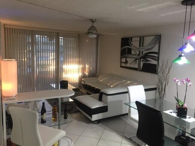 Foto del edificio - 9440 Tangerine Pl