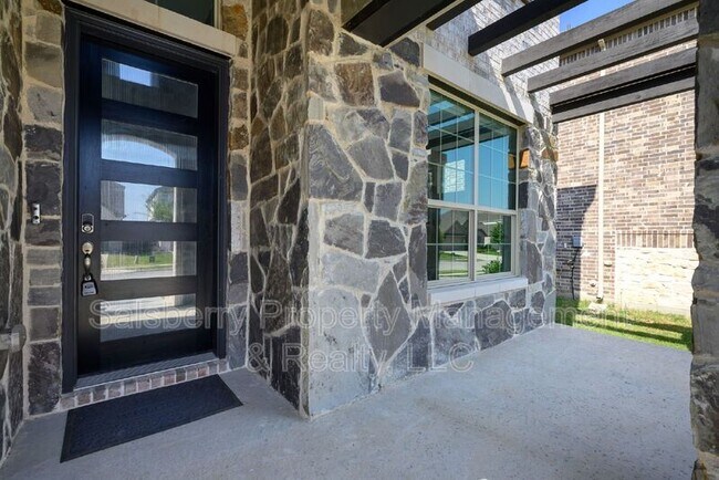 Photo - 1140 Huckleberry St House