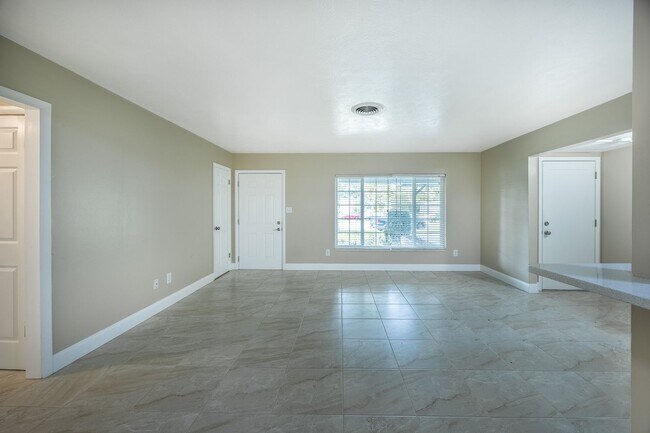 Foto del edificio - Charming 2-Bed, 2-Bath Home for Rent in th...