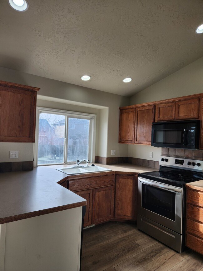 Building Photo - "Charming 4-Bedroom Boise Retreat with Cozy Fireplace and Spacious Living!"