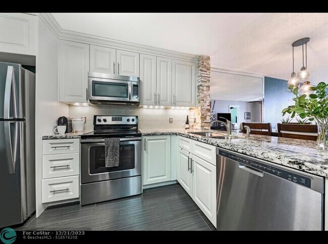 Foto del edificio - 114 Lake Emerald Dr