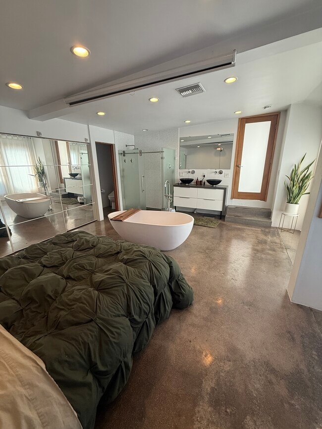 Building Photo - 4919 Klump Ave