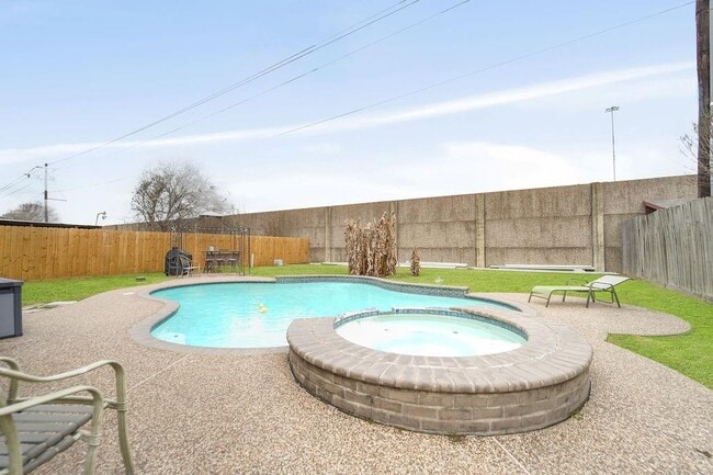 Foto del edificio - 7710 8 Willows Rd