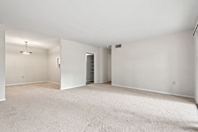 Foto del edificio - Bolinwood condo available May 1!  ! 3 beds, 2 baths in GREAT location in Chapel Hill!