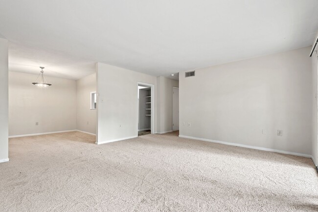 Building Photo - Bolinwood condo available May 1!  ! 3 beds, 2 baths in GREAT location in Chapel Hill!