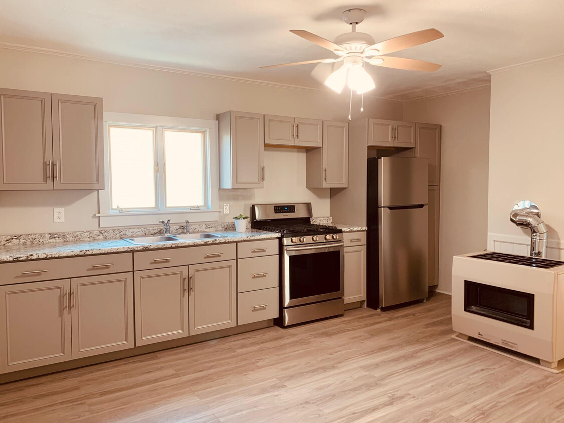 Kitchen - 390 Cedar St