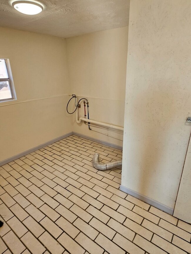 Foto del edificio - 560 Robinson Dr