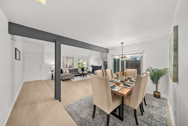 Foto del edificio - Exceptional 4 bedroom, 3 baths + loft, 2 s...