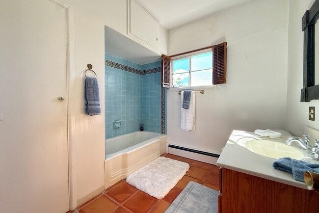 Foto del edificio - 1325 Don Gaspar Ave