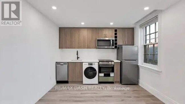 Photo du bâtiment - 917 St Clair Ave W