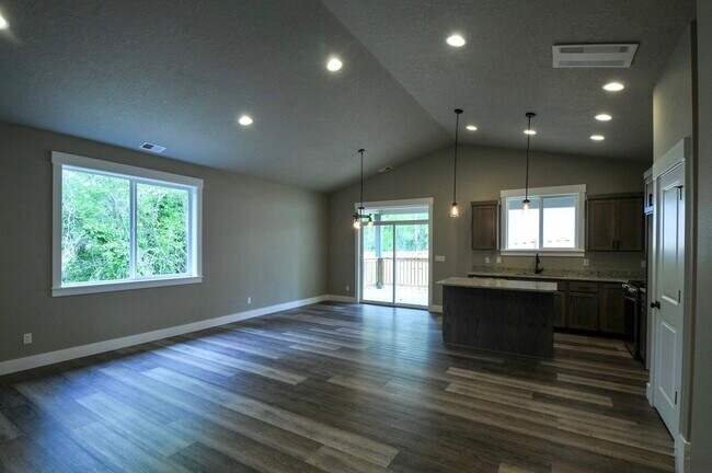 Foto del edificio - 253-255 NW Douglas St