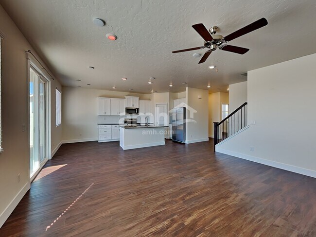 Building Photo - 1389 E Ludlow Dr