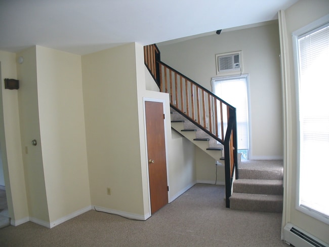Building Photo - 227 Pawling Ave