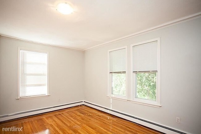 Building Photo - 3 br, 1 bath  - 15 Munroe St # 1