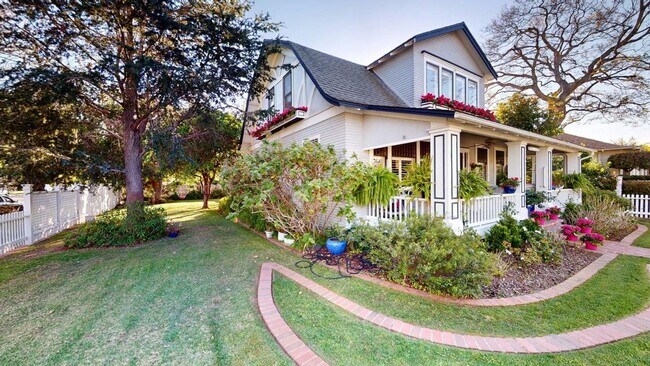 Foto del edificio - A Timeless Coronado Beach Cottage