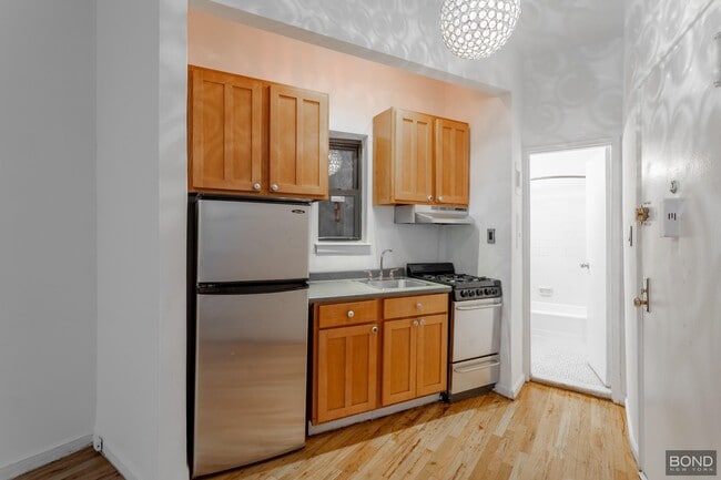 Building Photo - 205 E 89th St