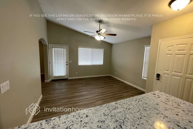 Foto del edificio - 12809 W Roanoke Ave