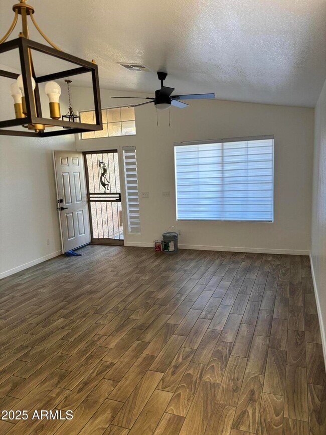 Foto del edificio - 249 W Grovers Ave