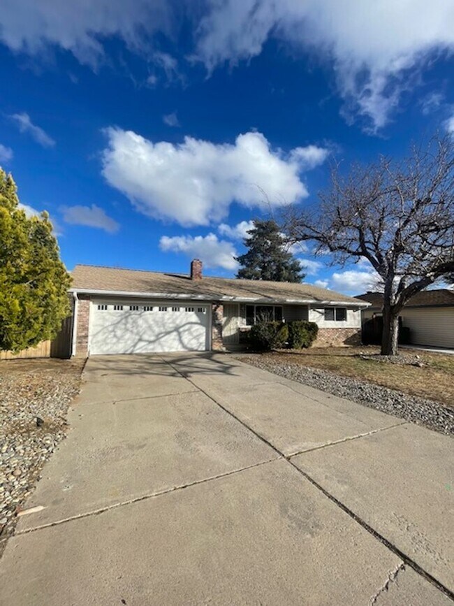 Foto del edificio - Coming Soon! Modern Comfort Meets Stylish Living in This Updated Sparks Home!