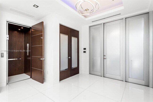 300 Royal Plaza Dr photo'