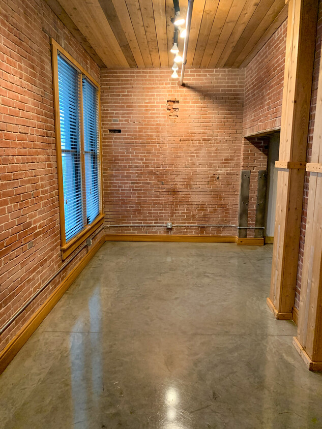 Primary Photo - 1227 Washington Ave