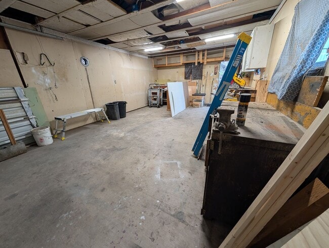 Building Photo - 2 Bedroom 1 Bath House with Detached Garage/Workshop