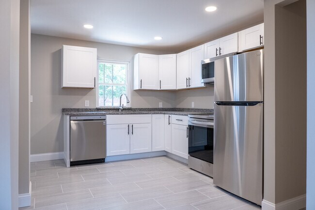 Foto del edificio - Beautiful Remodeled Townhome in Newport