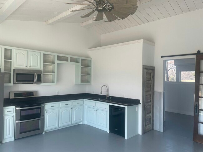 Building Photo - 459 Silver Ln