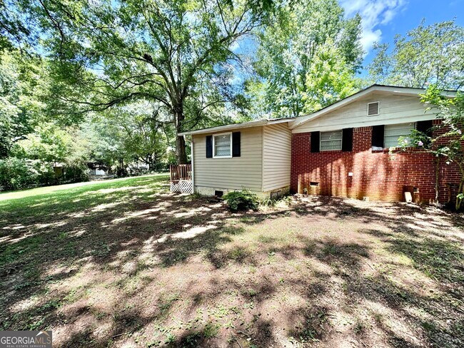 Foto del edificio - 93 Forest Rd