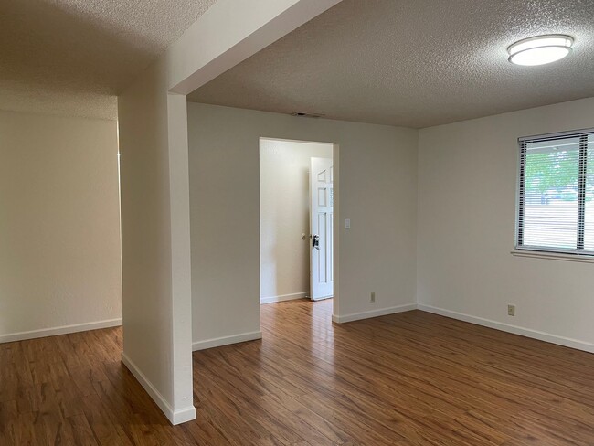 Building Photo - Spacious 3 Bed 2 Bath Home-Located on a Corner Lot in Quiet Neighborhhood