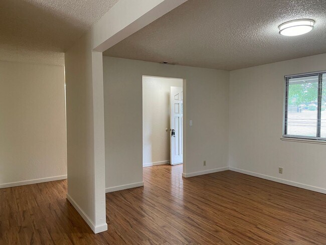 Foto del edificio - Spacious 3 Bed 2 Bath Home-Located on a Corner Lot in Quiet Neighborhhood