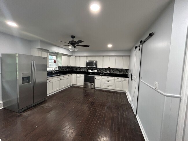 Eat-in Kitchen - 600 Ashwood Ave