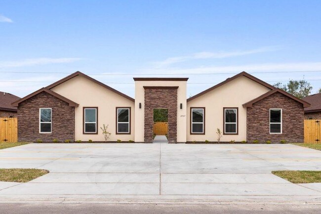 Building Photo - 3911 Valeria St