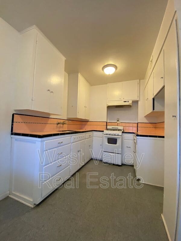 Building Photo - 155 1/2 North