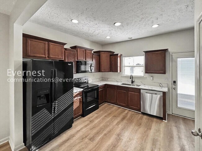 Building Photo - 2 Bed/2.5 Bath Townhome with Fenced Yard / Pet-Friendly / Available Now!