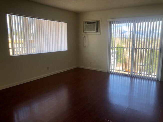 Foto del edificio - 2 BED/1 BATH - END UNIT WITH CITY VIEW & PET FRIENDLY