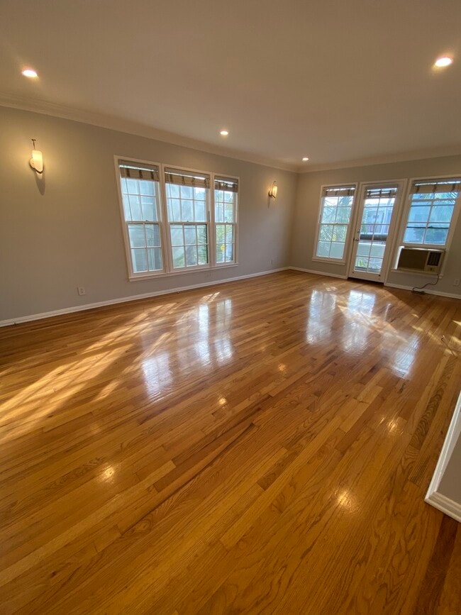 Building Photo - 8573 Holloway Dr