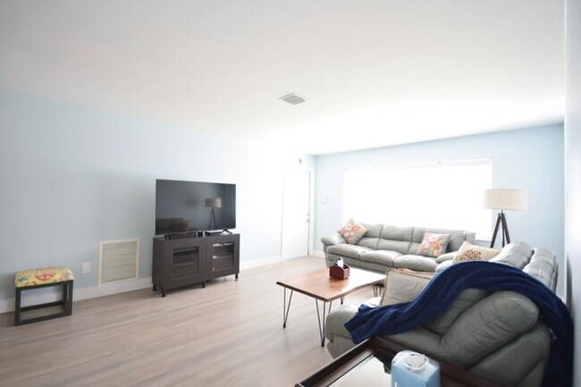 Building Photo - FULLY FURNISHED Condo For Rent in Pinellas...