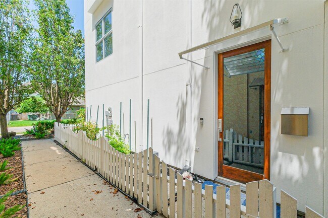 Building Photo - 2364 Arlington St
