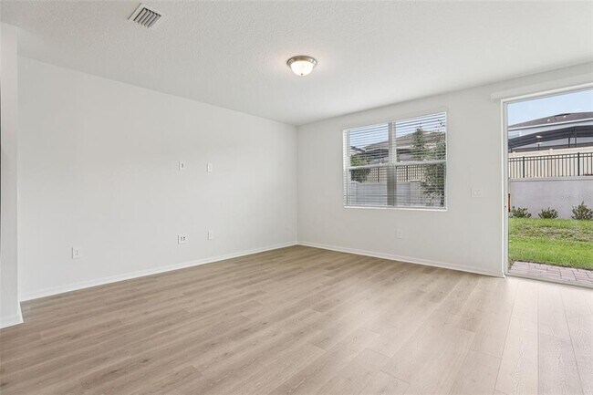 Foto del edificio - 16354 Bird of Paradise Ave