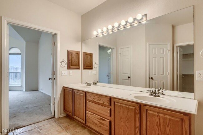 Foto del edificio - 5 br, 4 bath House - 4226 Luckenbach Rd