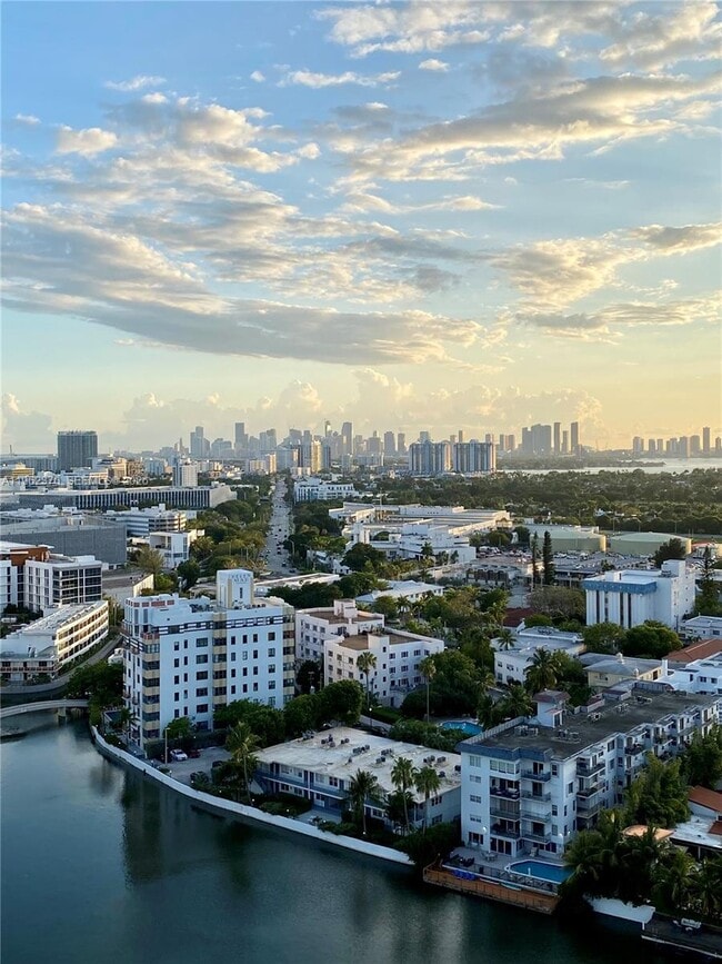 Building Photo - 2555 Collins Ave