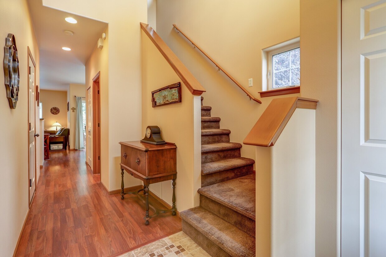 in town Kingston 3 bedroom townhome now av... - in town Kingston 3 bedroom townhome now av...