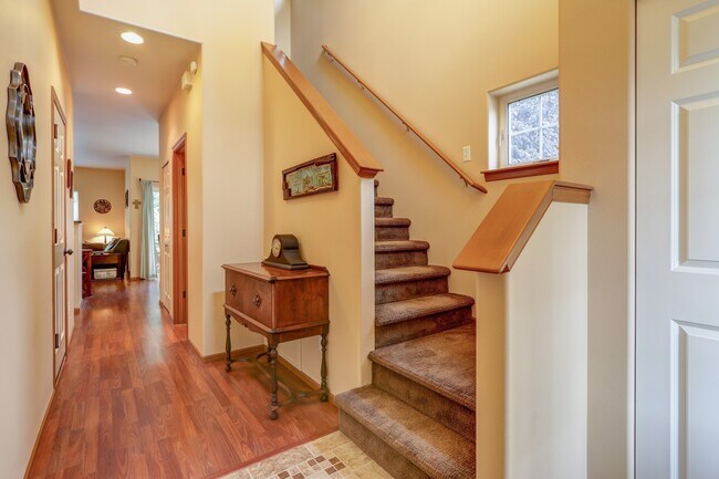 Foto del edificio - in town Kingston 3 bedroom townhome now available