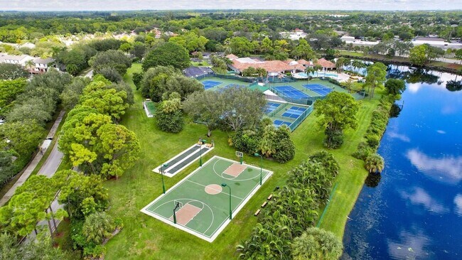 Foto del edificio - 2563 Egret Lake Dr
