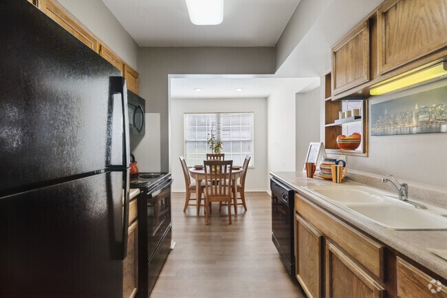 1BR, 1BA - 671SF - Kitchen - Trinity Place Apartments
