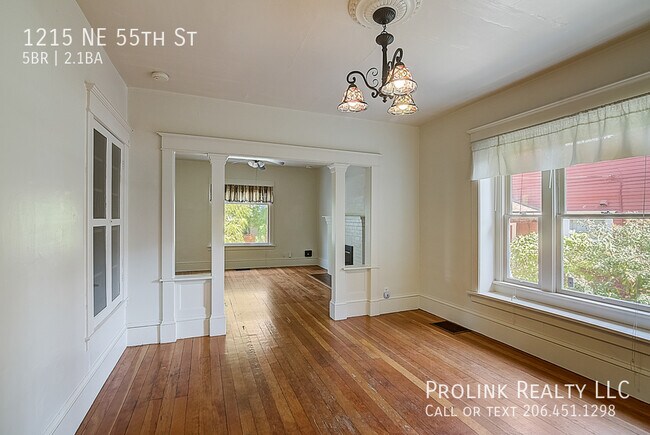 Building Photo - 1215 NE 55th St