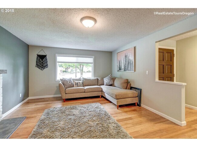 Foto del edificio - Spacious 4-Bedroom Home with Multiple Livi...