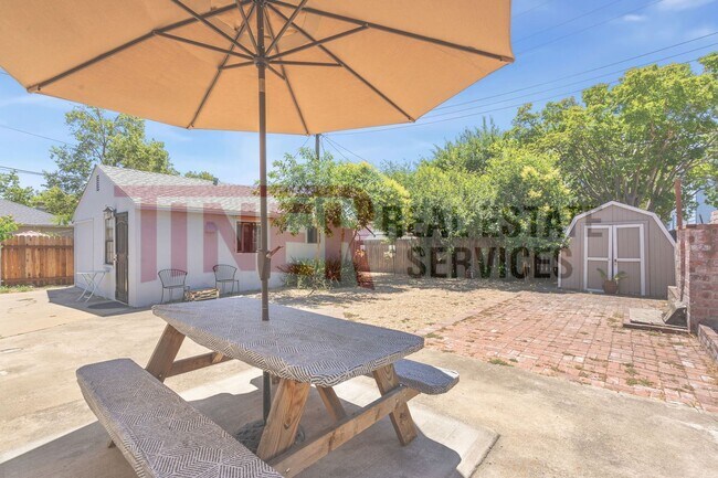 Foto del edificio - Beautiful Pet Friendly Bungalow MOVE IN SP...
